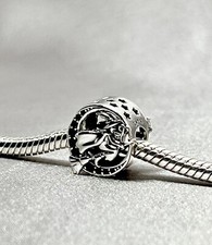 Ciondolo strega su scopa